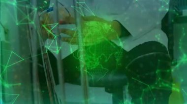 Sıhhiye uzmanı, serumunu açarak, şırınga adaptörünü üstüne yerleştiriyor. Tıbbi, teknoloji, holografik, fütüristik, sağlık, hassasiyet, yenilik