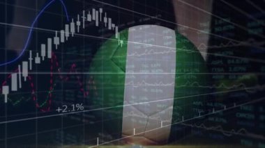 Top ve bacaklar durduktan, mumlar kaydıktan, borsa eğilimlerini gösteren çizgiler sallandıktan sonra. Sporcu, spor, futbol, hareket grafikleri, finansal veriler, veri görselleştirmesi, modern tasarım