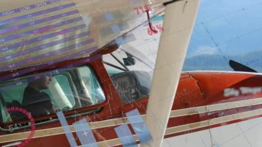 Pilot, çubuklar kaydıkça ve çizelgeler göründükçe havacılık verilerini izleyerek uçuşu sürdürüyor. Uzay, analitik, teknoloji, havacılık, sanayi, navigasyon, veri görselleştirmesi