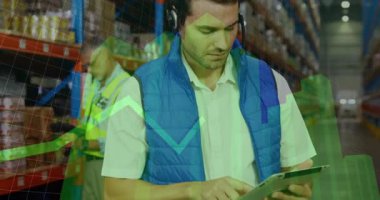 Depo personeli tablet ekranını tıklayarak ve veri girdisiyle animasyon güncelleme sırasında hisse senedi verilerini güncelliyor. Lojistik, envanter, dijital, teknoloji, sanayi, işgücü, veri
