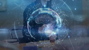 AR demosunu gösteren sunucu holo küreyi somutlaştırırken ellerini kaldırıyor, düğümleri kırmızı kalemle işaretliyor. Güçlendirilmişlik, holografik dünya, dijital arayüz, yaratıcı sunum, modernteknoloji, profesyonelleştirme, veri işleme