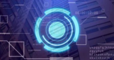 Holografik HUD zayıflıyor, dönen halkalar atıyor, kod güncelleme, ilerleme doldurma, görselleştirme verileri. Güçlendirme, teknoloji, fütüristik, kullanıcı arayüzü, dijital, yenilik, kentsel