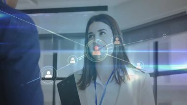 Göğüs simgesi darbeleri ağ düğümlerini genişletirken, pano bağlantısı kuran kadın bir iş adamı. Ağ, bağlantı, işbirliği, dijital, kurumsal, modern, iletişim