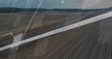 Boru hattı boyunca ilerleyen sulama çarkında, veriler alan boyunca takip eden nem eğilimlerini örtüyor. Hassas tarım, veri görselleştirme, İHA görüntüleme, teknoloji, çevre izleme, manzara, analitik