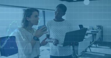 Meslektaşı olarak kahvesini yudumlayan bir kadın. İş analizi için çizelgeleri hazırlıyor. İşbirliği, takım çalışması, analiz, dijital, üretkenlik, yenilik, modern