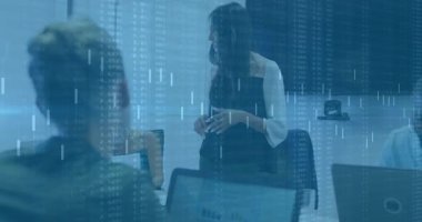 Toplantı odasındaki sunucu bilgisayarı tıklayarak çalışma grafiğini düzenliyor ve iş ölçümlerini açıklıyor. Profesyonel, işbirliği, veri, analitik, konferans, modern, takım çalışması