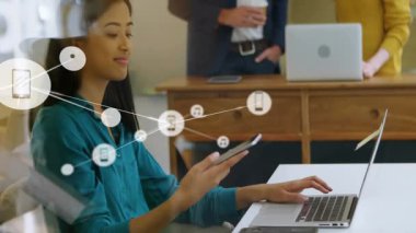 Akıllı telefonu seçen teknisyen, iş görüşmesi için telefon müzik şebekesi grafiklerini aktive ediyor. Modern, teknoloji, iletişim, işbirliği, yenilik, dijital, profesyonel