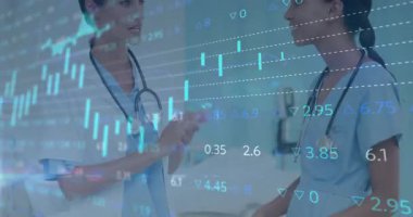 Animasyon klinik veri tablolarını ortaya çıkarmak için pano ve tıkırdatan iki tıp uzmanı. İşbirliği, profesyonellik, teknoloji, sağlık, takım çalışması, tanı, iletişim