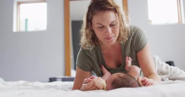 Yeni doğmuş bebeği öpen beyaz bir annenin videosu. annelik, ebeveyn sevgisi ve yeni doğan bebek konseptiyle ilgilenmek dijital olarak üretilmiş video.