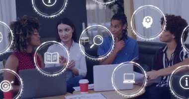 Kıvırcık saçlı iş arkadaşı dizüstü bilgisayarına bağlanıyor, yüzen strateji simgeleriyle ofis beyin fırtınası yapıyor. İşbirliği, takım çalışması, yenilik, beyin fırtınası, tartışma, strateji, dijital