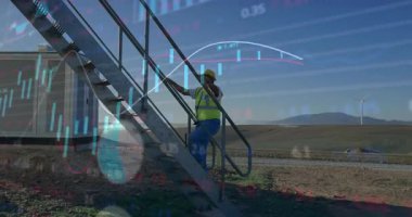 Teknisyenlerin sürükleyici tırabzanları ve merdivenleri tırmanması canlı finans çizelgelerini takip masraflarını gösteriyor. Sanayi, inşaat, güvenlik, ilerleme, analiz, uzaktan kumanda, teknoloji