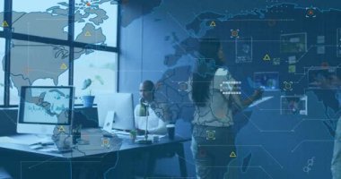 Haritalara doğru hareket eden ve tablet üzerinde veri alışverişi yapan bir iş sunucusu. İşbirliği, analiz, yenilik, teknoloji, takım çalışması, kurumsal, dijital