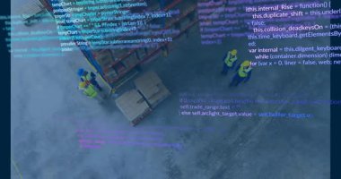 Forklift geliyor. Yükleniyor, motoru çalıştırıyor, çatalları paletin altına sıkıştırıyor. Sanayi, lojistik, güvenlik, takım çalışması, ekipman, depolama, açık hava