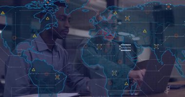 Dizüstü bilgisayara tıklayan ve dünya haritası üzerinde küresel ağ analizlerini analiz eden iki meslektaşım. İşbirliği, zeka, çok uluslu, teknoloji, iş akışı, yenilik, modernite