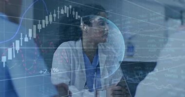 Kadın doktor solan holografik küreyi gözlemliyor, tıbbi görüşler için şamdan çizelgelerini analiz ediyor. Teknoloji, yenilik, analitik, sağlık, veri görselleştirme, profesyonellik, işbirliği