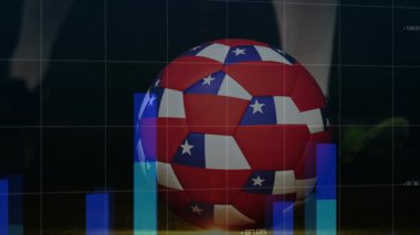 Birleşik Devletler bayrak topunun arkasında beliren parmaklıklar, oyuncu ayağı gibi titreşen şebeke verileri gösteriyor. Spor, analitik, stadyum, rekabet, dijital, performans, gelecekçilik