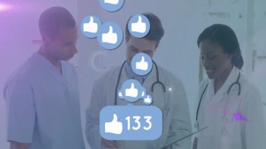 Sıhhiyeciler, 763 'e karşı artan yüzen başparmaklı simgelerle panoları inceliyorlar. Sağlık, takım çalışması, işbirliği, modern, klinik, profesyonellik, yenilik