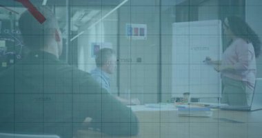 İşletme sunucusu grafikte işaret yazısını açıyor. Grafik animasyonlarının düşmesine ve yükselmesine neden oluyor. İşbirliği, takım çalışması, şirket, beyin fırtınası, sunum, analiz, veri görselleştirme