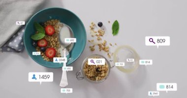 Rozetler granola kasesinin etrafında kayboluyor, çoğalıyor ve nişan zirvelerini gösteriyor, sonra da kayboluyor. Kahvaltı, sağlık, beslenme, doğal, taze, organik, yaşam tarzı
