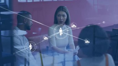 Kadın iş toplantısına başlıyor, iş arkadaşlarını ikonlar aracılığıyla birbirine bağlayan bir ağ oluşturuyor. İşbirliği, takım çalışması, yenilik, iletişim, dijital bağlantı, modern