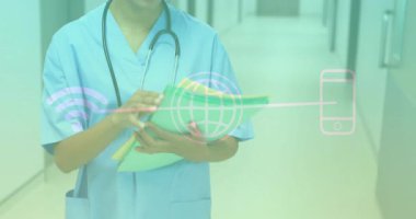 Hemşire koridorda yürürken kablosuz dünya akıllı telefon simgelerini çalıştırıyor. Sağlık, profesyonel, modern, teknoloji, iletişim, verimlilik, klinik