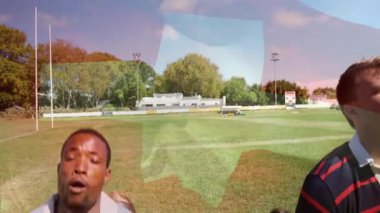 İki ragbi oyuncusu sahaya doğru koşuyor. Yüksek kıvrımlı pas peşinde koşuyor, top tutarak zıplıyor. Sporcular, aksiyon, rekabet, spor, açık hava, yoğunluk, çeviklik