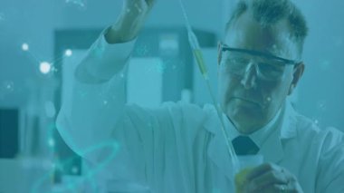 Laboratuvarda pipete basan bilim adamı deney için deney kabının altına sarı solüsyon çekiyor. Araştırma, yenilik, kesinlik, teknoloji, deney, bilim, laboratuvar