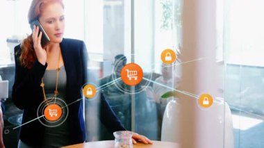 İş kadını telefonları kulağına yerleştiriyor ve çalışma alanı boyunca büyüyen bir ekommer güvenlik ağı kuruyor. Profesyonel, teknoloji, işbirliği, ağ, dijital, çalışma alanı, iletişim