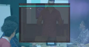 Sunucu bilgisayara tıklayarak terminal kaplamasına ve kaydırma koduna neden oluyor. Teknolojide modüller başlatılıyor. İşbirliği, yenilik, teknoloji, programlama, takım çalışması, modern, kurumsal