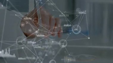 Araştırmacı el ele tutuşması Stylus 'u etkinleştiriyor arayüz tıkırdıyor veri düğümleri ağı genişletiyor ve kararıyor. Teknoloji, yenilik, veri analizi, fütüristik, bilimsel, dijital, arayüz