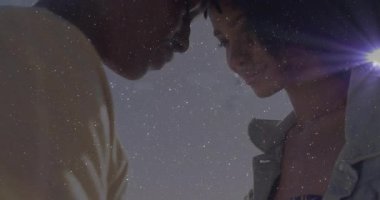 Tişörtlü adam ve ceketli kadın alnına dokununca mercek altında romantizm için gülücükler saçılıyor. Romantizm, samimiyet, şefkat, şefkat, aşk, rüya gibi