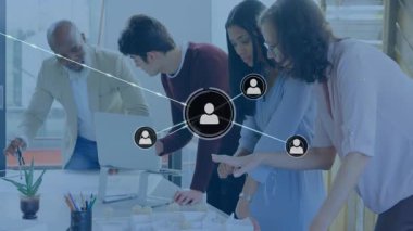 Ekip masaüstündeki çizimleri analiz ederken dijital bağlantıyı gösteren ağ örtüsünü başlatıyor. İşbirliği, yenilik, takım çalışması, modernlik, iletişim, dijital, ağ
