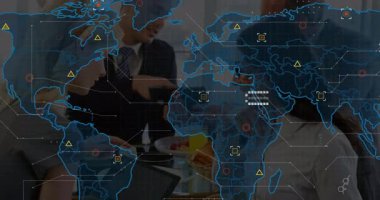 Kafedeki tabletleri tıklatarak sunan iş ekibi, animasyon dünya haritası ağı örtüsü sergiliyor. İşbirliği, dijital, ağ, iletişim, yenilik, takım çalışması, modern