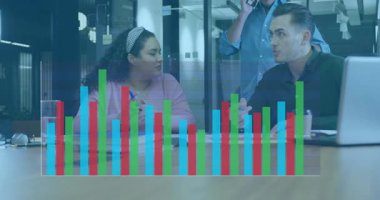 Veri güncellemesi kadın akran kaldırma kalemine neden oluyor, iş toplantısında bar çizelgesinde el kol hareketi yapıyor. İşbirliği, takım çalışması, analitik, iletişim, profesyonel, beyin fırtınası, modern