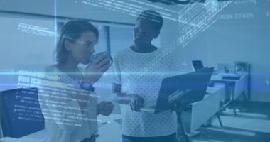 Kupa yudumlamak iş verilerini gözden geçirirken meslektaşım da dizüstü bilgisayarı ve ışıklandırma çizelgesini ayarlıyor. İşbirliği, takım çalışması, analitik, modern, profesyonel, görselleştirme, teknoloji