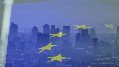 Metal kutup mavi kaplamayı indirirken, sarı yıldızlar AB bayrağını temsil etmek için ufuk çizgisinde sürükleniyor. Kentsel, ufuk çizgisi, soyut, vatansever, modern, yurttaş, vizyoner