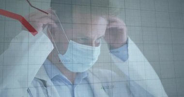 Doktor maske takıyor. Maskeyi kulaklara kaldırıyor. Buruna bastırıyor. Tıbbi, profesyonel, güvenlik, hassasiyet, analitik, sağlık, modern