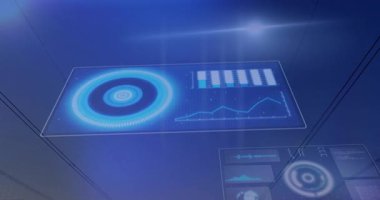 Kablo hatları ortaya çıkan veri panellerini başlatıyor, ağ verilerini gösteren güç kulelerinin üzerinden sürükleniyor. Fütüristik, teknoloji, dijital, arayüz, veri görselleştirme, ağ