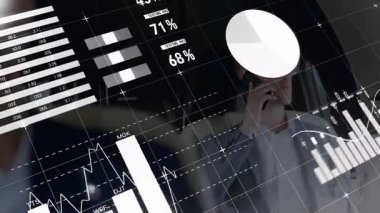 İş adamı aramaya başlıyor, telefon ve dinleme şeması kullanarak çubukları iş ölçümlerini güncelliyor. Teknoloji, analitik, veri görselleştirme, finans, kurumsal, yenilik, dijital arayüz