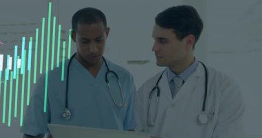 Doktorlar, klinik tanı rehberliği için animasyon tıbbi veri tablolarını etkinleştiren dizüstü bilgisayarları dinliyorlar. Veri analizi, işbirliği, profesyonel, sağlık, teknoloji, analitik, takım çalışması