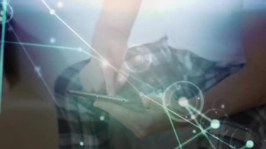 Olgun bir adamın evde telefon dinlemesi ve araklaması veri grafiklerinin nabzını yoklaması ve tarama için yoğunlaştırılması. Teknoloji, bağlantı, yenilik, dijital, iletişim, ağ, modern