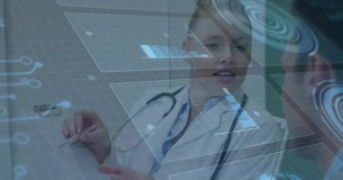 Kadın hekim, baro tablosunda saydam şebekeler üzerinden Stylus 'u tıklayarak hasta veri eğilimlerini açıklıyor. Sağlık, dijital entegrasyon, teşhis, tıbbi teknoloji, profesyonel, analiz, modern