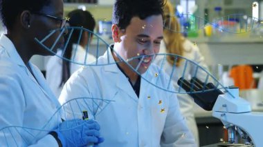 Bilim insanları DNA sarmalının sürüklendiği ortamda incelemek için tüp ve konum saptama sürgüsü oluşturuyorlar. Araştırma, yenilik, keşif, ekipman, bilimsel, laboratuvar, analiz