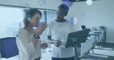 Bilgisayarları meslektaşlarına doğru çeviren pazarlamacılar kahveyi yudumluyor ve verileri animasyon çizelgeleriyle analiz ediyorlar. İşbirliği, takım çalışması, analitik, yenilik, profesyonellik, modernlik, veri işleme