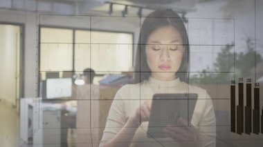 Yetişkin bir kadın tablet araklıyor ve satışları analiz etmek için çizelge çiziyor. Teknoloji, veri görselleştirme, iş analizleri, dijital arayüz, modern çalışma alanı, profesyonel, yenilik