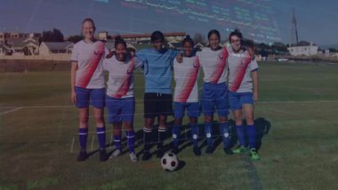 Analiz için spor teknolojisi grafiğini gösteren sahada altı bayan futbolcuyu durdurduktan sonra. Atletik, takım çalışması, veri görselleştirme, spor analitiği, fitness, performans, açık hava