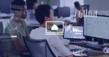 Teknoloji verileri, analizler için grafiklere eğilip, tıklayıp, renklendirerek kaybolan meslektaşlarının üzerini kapladığında. İşbirliği, analitik, veri görselleştirme, takım çalışması, çalışma istasyonu, modern ofis, profesyonel