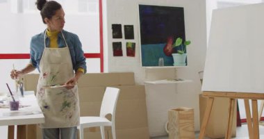 Stüdyoda resim yapan kadın ressamın videosu. Sanat, el sanatları, yaratıcılık ve yaratılış süreci kavramı.