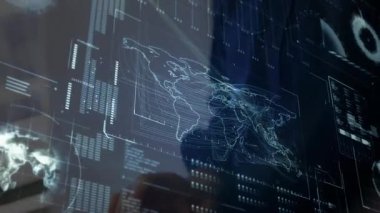 Yetişkin bir erkek haritanın fırlatılışını rota çizgilerinde canlandırıyor ve analiz için güncelliyor. Fütüristik, teknoloji, analitik, görselleştirme, dijital, yenilik, bağlantı