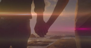 Okyanusa inen güneş merceklerin alevlenmesine neden oluyor. Filmde birlik gösteren çiftlerin el ele tutuşmasına neden oluyor. Romantik, bağlantı, dinginlik, siluet, günbatımı, ufuk, doğal